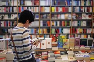 رقابت کتابفروشی‌های مشهد و اهواز در طرح پاییزه کتاب