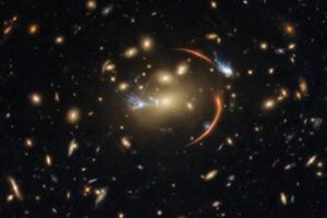رصد یک کهکشان دور از دسترس با کمک یک خوشه کهکشانی نزدیک
