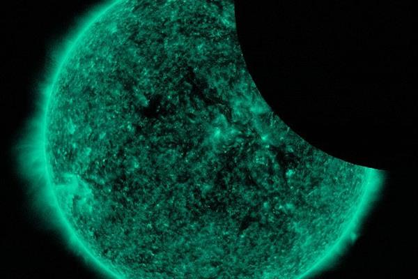 مخدوش شدن تصویر خورشید توسط ماه
