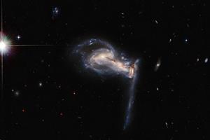 تصویری از کهکشانی سه‌گانه از اطلس کهکشان‌های عجیب