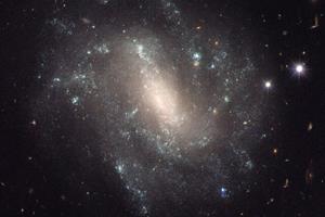کهکشانی که می‌تواند به بررسی اندازه کیهان کمک کند