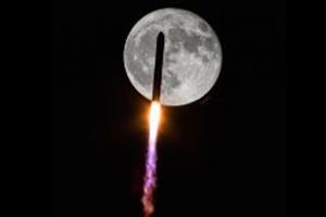 شکار تصویر باشکوه پرواز یک موشک از مقابل ماه