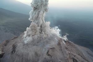  بررسی یک آتشفشان فعال با پهپاد