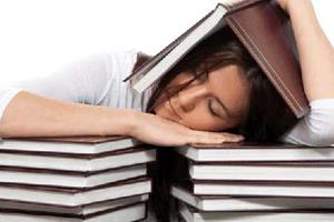 چرا موقع مطالعه خوابمان می گیرد؟