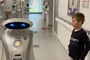 رباتی که در بیمارستان کودکان را می‌خنداند