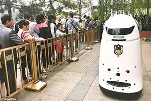 پلیس های رباتیک چینی توریست ها را کنترل می کنند
