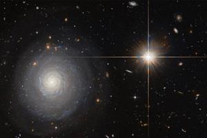 ثبت تصویر جالبی از یک کهکشان منزوی درخشان 
