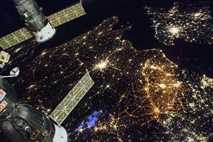 نمای خارق‌العاده زمین در شب از منظر فضا