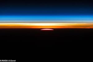 طلوع مسحورکننده خورشید از منظر ایستگاه فضایی