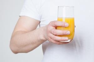  کاهش ۵۰ درصدی احتمال زوال عقل با نوشیدن آب پرتقال!