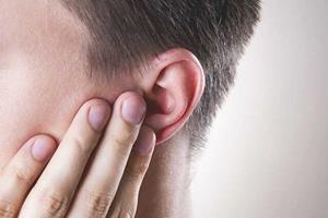 تکان دادن سر برای تخلیه آب داخل گوش به مغز آسیب می‌رساند