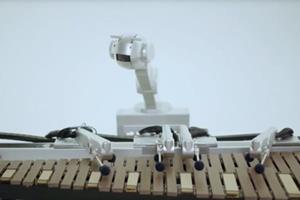  ربات نوازنده و خواننده‌ای که تور کنسرت می‌گذارد!