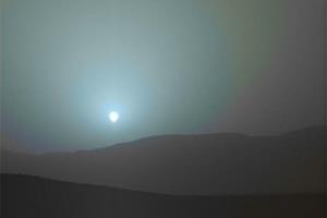 تصاویری از غروب آبی خورشید در مریخ 