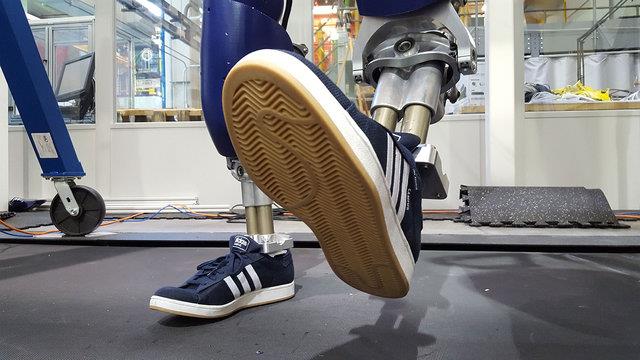 رباتی با کفش‌های کتانی