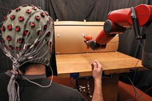 کنترل ربات‌ها با سیگنال‌های مغز و حرکات دست