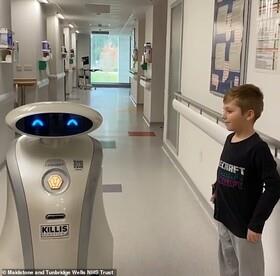 رباتی که در بیمارستان کودکان را می‌خنداند