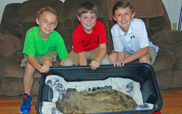  یافتن استخوان یک حیوان منقرض شده توسط 3 کودک