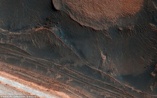 تغییر شکل سطح مریخ با بلوک‌های یخی