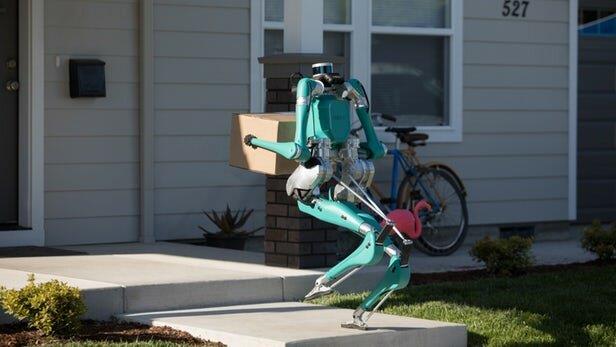 ربات دوپایی که بسته‌های پستی را تحویل می‌دهد