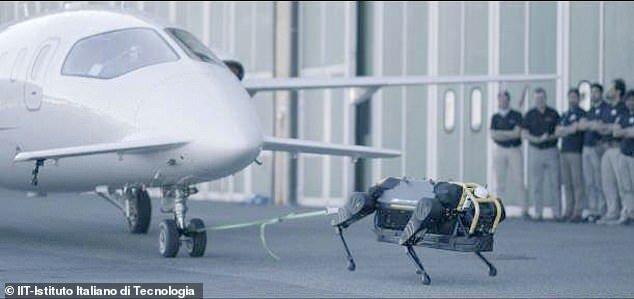رباتی که هواپیما به دوش کشید