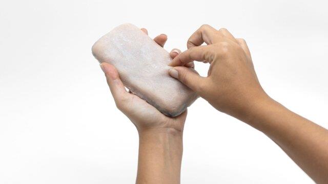به کارگیری پوست مصنوعی انسان در تولید قاب موبایل