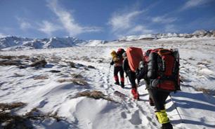 کوهنورد روس با یخ و برف پایش را جراحی کرد 